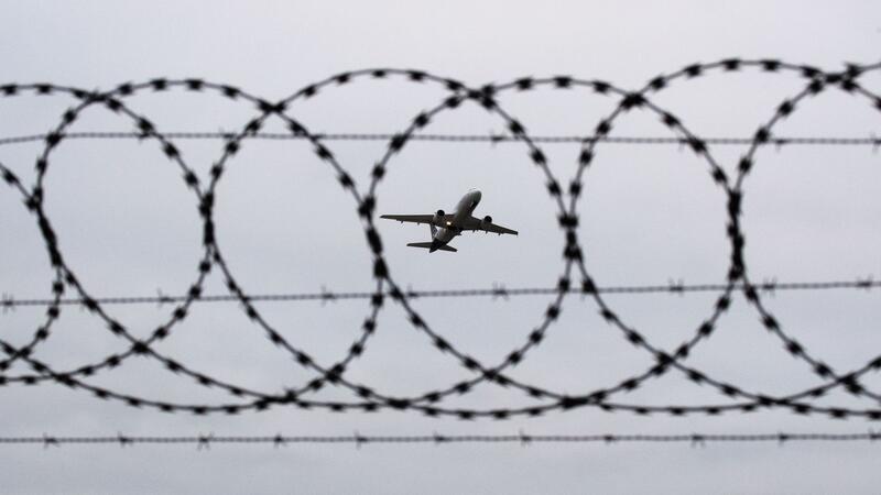 Abschiebungen per Flugzeug aus Deutschland gibt es per Sammelcharter oder per Linienflug. Begleitet werden die Menschen, die Deutschland unter Zwang verlassen, in beiden Fällen von Beamtinnen und Beamten der Bundespolizei. (Archivbild)