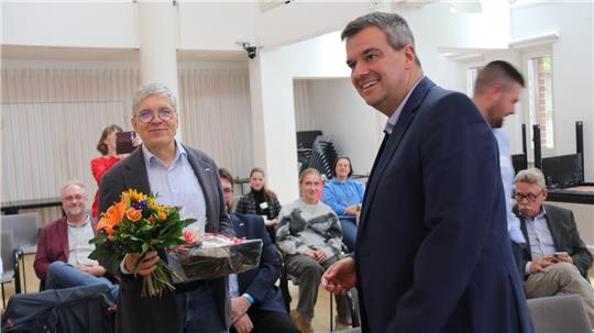 Abschied mit Blumen: Martin Hepp auf der Ärztetagung im Kreishaus.