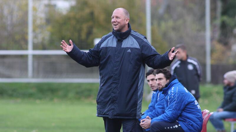 Trainer-Abgänge sorgen für Turbulenzen Abschied möglichst mit Aufstieg: Dennis Gläser verlässt am Ende der kommenden Saison die FG Vienenburg/Wiedelah. Sitzend seine Nachfolger Massimo Soranno (M.) und Fabian Bock. Foto: Gietemann
