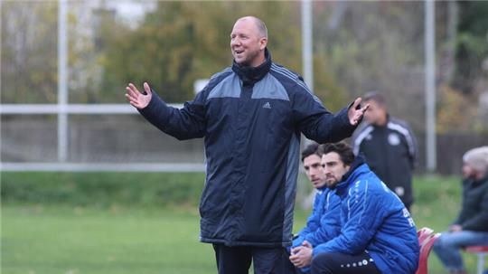 Abschied möglichst mit Aufstieg: Dennis Gläser verlässt am Ende der kommenden Saison die FG Vienenburg/Wiedelah. Sitzend seine Nachfolger Massimo Soranno (M.) und Fabian Bock. Foto: Gietemann
