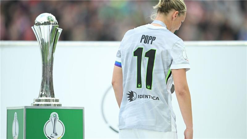 Abschied ohne Titel: Nach dem 0:4 ging Popp mit gesenktem Kopf an der Trophäe vorbei.