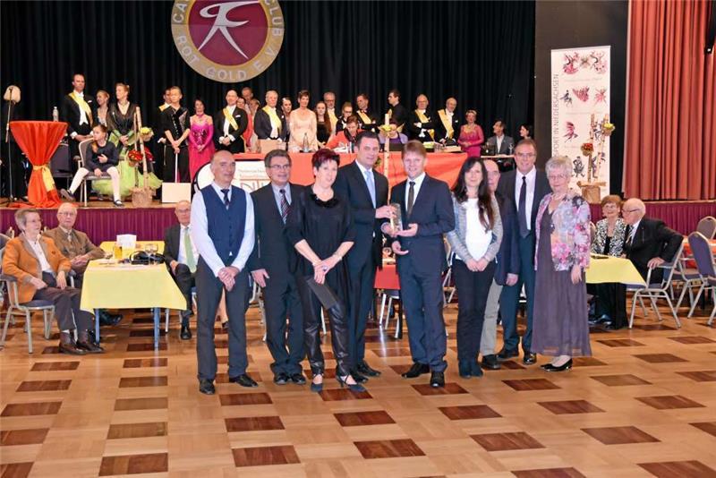 Abschied vom Pokal: Stellvertretender Bürgermeister Oliver Pake übergibt ihn an Bürgermeister Matthias Nerlich im Beisein des Trainerpaars Oskar und Veronika Schweitz aus der Tanzsparte vom VfB Fallersleben sowie Jürgen Vogelbein (v.r.).