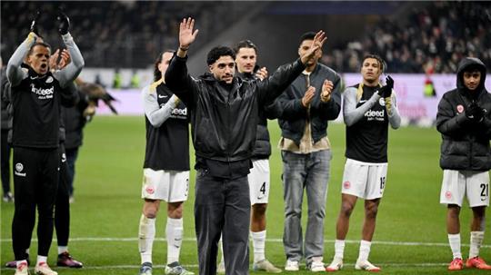 Abschied vom Publikum: Omar Marmoush winkt den Fans.