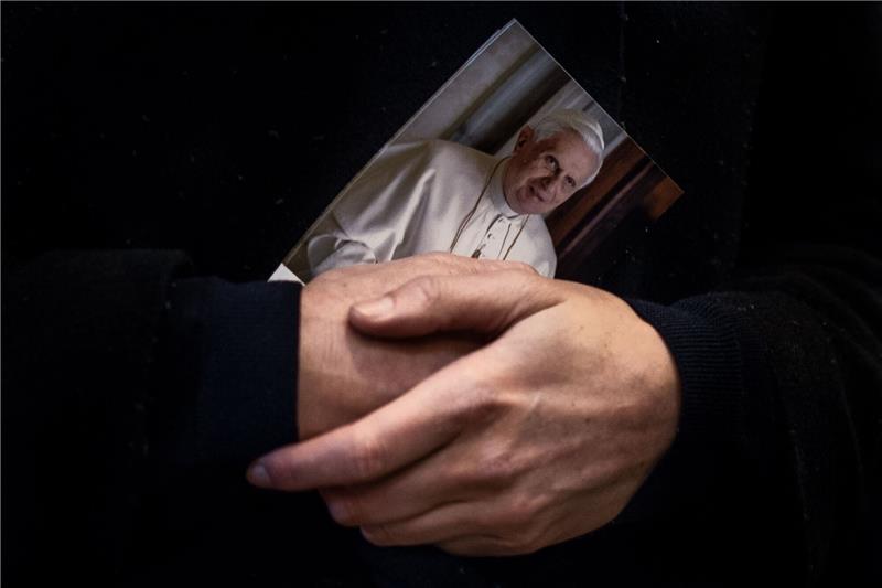 Papst Franziskus lobt Benedikt als großen Vermittler Abschied von Benedikt XVI. .