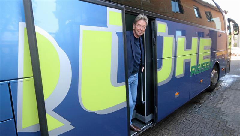 Nach 97 Jahren: Rühe-Reisen aus Liebenburg stellt den Betrieb ein Abschied von einem Traditionsunternehmen: Kurt Rühe blickt aus dem letzten der einst sieben Reisebusse umfassenden Flotte. Das Fahrzeug bricht Ende Mai zu seiner letzten Reise auf.
