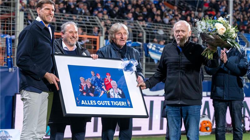 Abschiedsgeschenk für Hermann Gerland in seiner Heimatstadt Bochum nach einer langen Trainerkarriere.