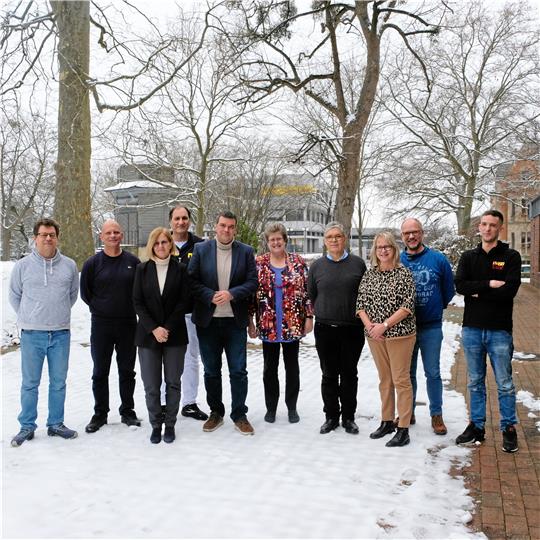 Abschiedstreffen mit den Ärzten der mobilen Impfteams und Vertretern des Landkreises (von links): Steffen Pallinger, Karl-Matthias Möhlmann, Erste Kreisrätin Regine Breyther, Niels Gehrmann, Landrat Dr. Alexander Saipa, Gabriela Schacht (Leiterin des Fachbereichs Gesundheit und Verbraucherschutz), Dr. Martin Hepp (Amtsarzt), Astrid Knieper (Justiziarin), Oliver Nette (Koordinator der mobilen Impfteams) und Christian Möhlmann. Foto: Landkreis Goslar