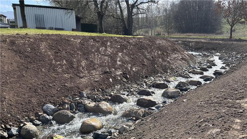 Wasser fließt über eine Sohlgleite.