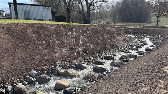Wasser fließt über eine Sohlgleite.