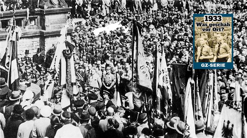 Mit Zuckerbrot und Peitsche die Menschen gewinnen Abschluss der Goslarer Mai-Feier 1933: Vor der Kaiserpfalz lauscht eine riesige Menschenmenge den Ansprachen mit der Parole Volksgemeinschaft. Der 1. Mai ist als Tag der Arbeit in diesem Jahr erstmals ein gesetzlicher Feiertag mit Lohnfortzahlung. Am Tag danach zerschlagen die Nazis überall im Reich die Gewerkschaften. Foto: Archiv Geyer