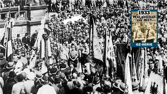 Abschluss der Goslarer Mai-Feier 1933: Vor der Kaiserpfalz lauscht eine riesige Menschenmenge den Ansprachen mit der Parole Volksgemeinschaft. Der 1. Mai ist als Tag der Arbeit in diesem Jahr erstmals ein gesetzlicher Feiertag mit Lohnfortzahlung. Am Tag danach zerschlagen die Nazis überall im Reich die Gewerkschaften. Foto: Archiv Geyer