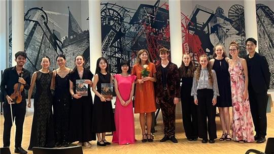 Abschlussbild mit Professorin: Die Teilnehmerinnen und Teilnehmer des Violinenkurses von Prof. Elisabeth Kufferath im Kreishaus.