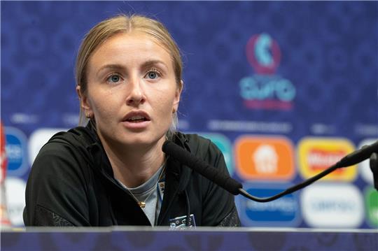 Abschlusspressekonferenz England, Wembley-Stadion: Leah Williamson spricht.