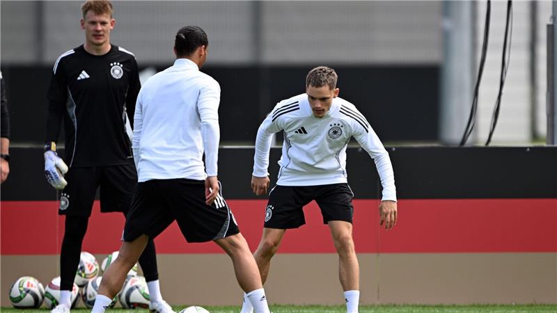 DFB-Team komplett bereit - Neue Rasenstücke in München Abschlusstraining auf Top-Rasen: Florian Wirtz (r), Leroy Sané (M) und Torwart Alexander Nübel.