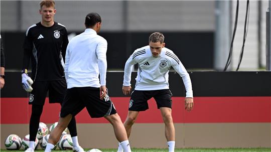 Abschlusstraining auf Top-Rasen: Florian Wirtz (r), Leroy Sané (M) und Torwart Alexander Nübel. 