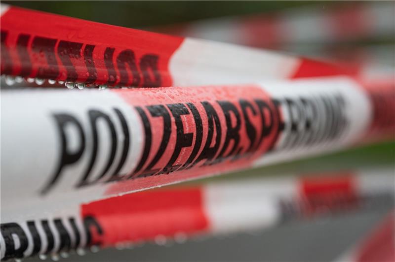 Polizei: Gefundene Knochen stammen von Mensch Absperrband der Polizei. In einem Waldstück im Saarland haben Spaziergänger menschliche Knochen gefunden. (Symbolbild)
