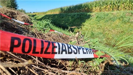 Absperrband der Polizei am Tatort im niedersächsischen Barenburg im Landkreis Diepholz. Nach dem gewaltsamen Tod einer 17-Jährigen laufen die Ermittlungen auf Hochtouren.