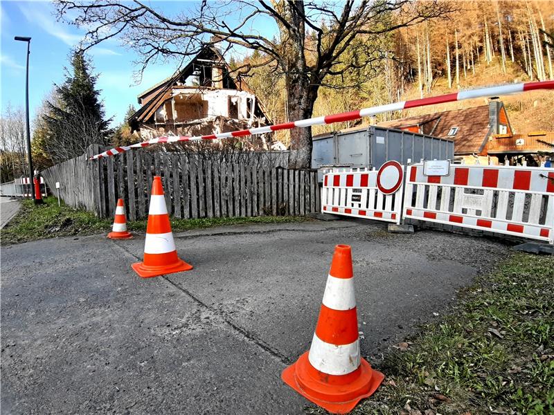 Abrisshaus: Gewerbeaufsichtsamt Braunschweig legt Baustelle still Absperrgitter, Pylonen und Flatterband sowie ein „Durchfahrt verboten“-Schild neben einem schriftlichen Hinweis des Landkreises sind Sicherungsmaßnahmen. Foto: Potthast