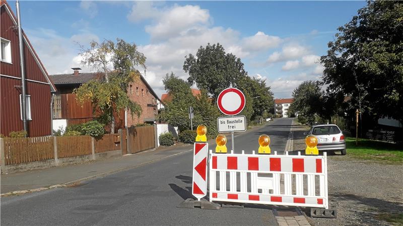 Absperrungen mit dem Hinweis „Bis Baustelle frei“ sind etwa an der Pfarrhofstraße aufgebaut, von Bauarbeiten gibt es noch keine Spur. Foto: Jambrek