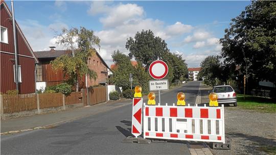 Absperrungen mit dem Hinweis „Bis Baustelle frei“ sind etwa an der Pfarrhofstraße aufgebaut, von Bauarbeiten gibt es noch keine Spur. Foto: Jambrek