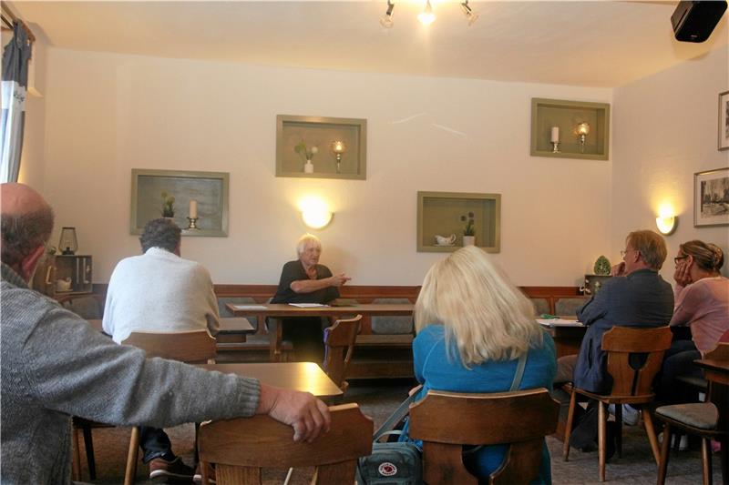 Abstand ist wichtig: In der Sitzung des Ortsausschusses nimmt Vorsitzender Lothar Meyer (Mitte) die Zahlen des Freibades unter die Lupe.