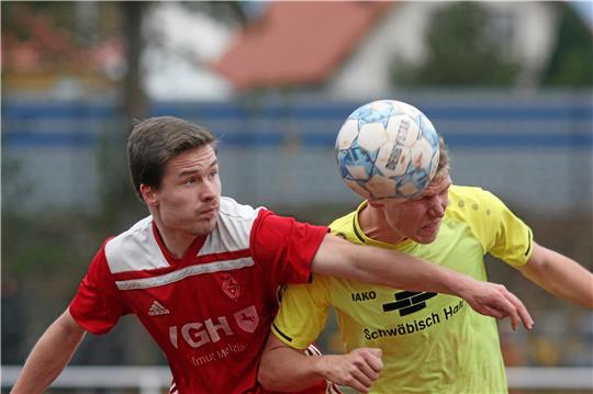 Abstiegskampf ist auch Kopfsache: Langelsheims Spielertrainer Maarten Fiebig (r.) sieht sein Team seit der Wintervorbereitung gefestígter. Foto: Gietemann