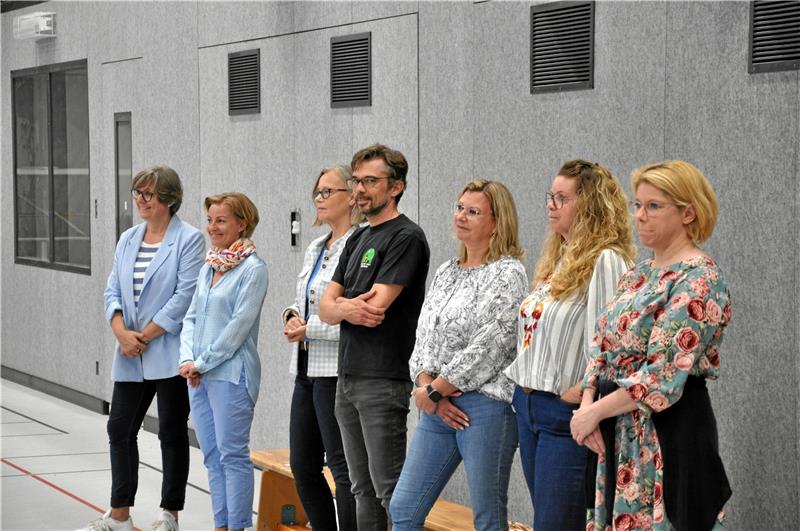 Vienenburger Sporthalle offiziell wieder freigegeben Abteilung Hurra: Ja, es dauert mit Unterricht doch noch bis Juni. Aber beim Personal der Harly-Förderschule und der Vicco-von-Bülow-Oberschule überwiegt die Freude. Foto: Heine