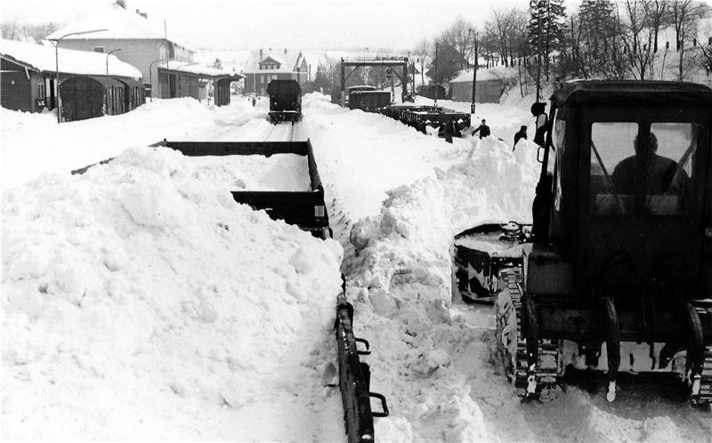 Abtransport der Schneemassen auf dem Bahnhof Clausthal-Zellerfeld im Winter 1969/70. Das Raupengerät „rettete“ nebenbei noch einen Schienenbus, der am Galgensberg stecken geblieben war. Fotos: Archiv Lader