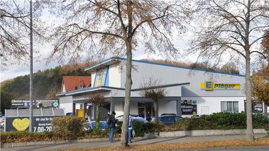 Zu sehen ist das Gebäude des Edeka-Centers von der Seite.