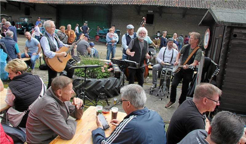 Abwechslung zur historischen Technik: Die Seesener Band Quasimodo Knöterich sorgt für musikalische Unterhaltung.