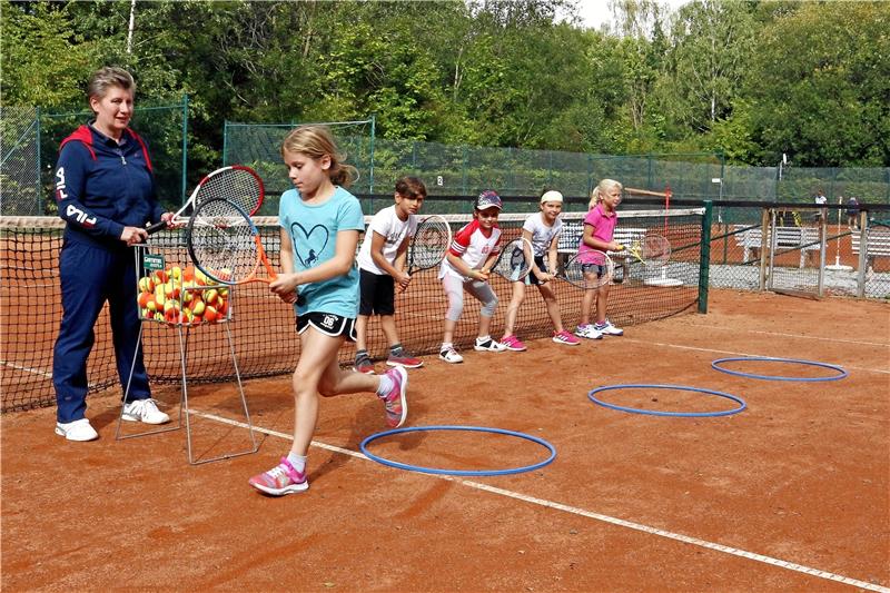 Abwechslungsreiches Training ist für Bea Klingenberg das A und O. Die Kinder beim Hahndorfer TC haben ihren Spaß. Foto: Epping