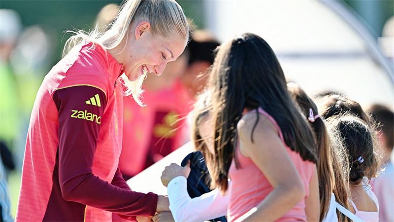 WM-Saison: Warum bei Wück ganz viel anders ist als bei Klopp Abwehrspielerin Camilla Küver: Autogrammeschreiben vor dem Heimspiel.