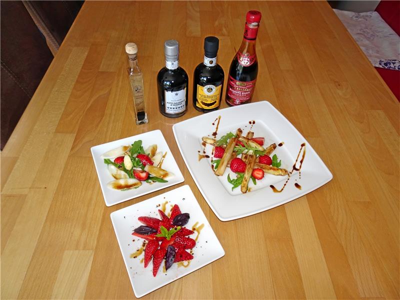Rare Tropfen feinster Säure Aceto Balsamico harmoniert hervorragend mit Erdbeeren oder veredelt einen eleganten leichten Spargelsalat. Den Salat gibt es einmal mit gebratenen halbierten Spargelstangen und einmal mit hauchfein geschnittenen und roh marinierten Spargelscheiben, jeweils mit Rucola und Erdbeeren kombiniert. Die frischen Erdbeeren werden mit Thaibasilikum, Minze, grob gemörsertem Tellicherry-Pfeffer und etwas altem Balsamico serviert. Foto: Horn