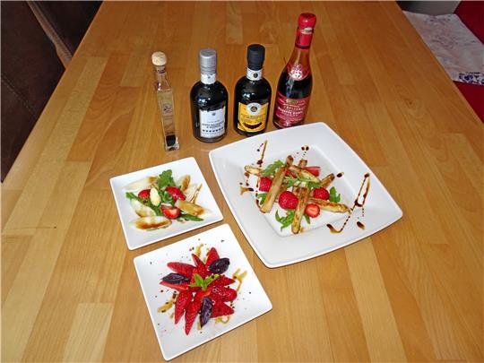 Aceto Balsamico harmoniert hervorragend mit Erdbeeren oder veredelt einen eleganten leichten Spargelsalat. Den Salat gibt es einmal mit gebratenen halbierten Spargelstangen und einmal mit hauchfein geschnittenen und roh marinierten Spargelscheiben, jeweils mit Rucola und Erdbeeren kombiniert. Die frischen Erdbeeren werden mit Thaibasilikum, Minze, grob gemörsertem Tellicherry-Pfeffer und etwas altem Balsamico serviert.  Foto: Horn