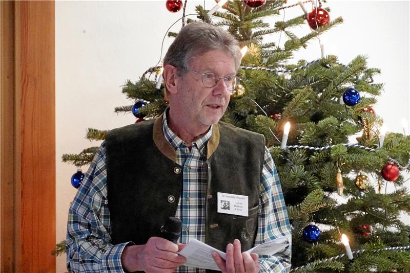 Harzburger Weihnachtszimmer ist dieses Jahr anders Achim Dollega-Cisseé aus dem neuen Organisationsteam führt durch das Programm. Foto: Schlegel