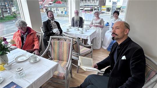 Achim Kapelle (r.) lädt zur Festwoche in sein Goethehaus.