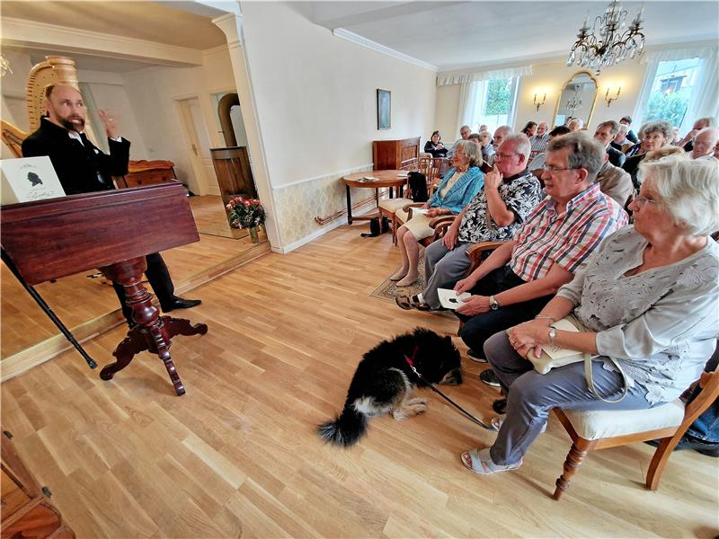Achim Kapelle singt für die Galagäste zum 350. Geburtstag des Goethehauses.