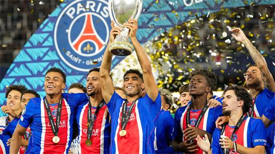 Achraf Hakimi von PSG reckte den Pokal als Supercup-Sieger in die Höhe.
