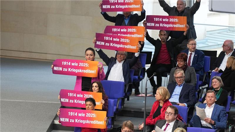 Bundestag stimmt für historisches Schuldenpaket Acht BSW-Abgeordnete handeln sich für eine unzulässige Protestaktion Ordnungsrufe ein.