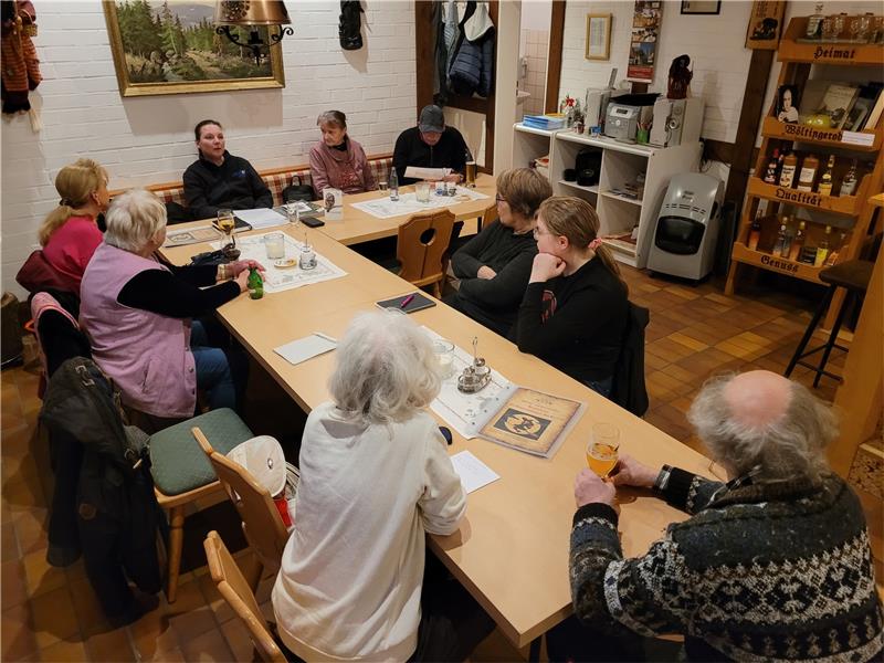 Acht Interessierte sind zum Kennlern-Treffen der neuen Nabu-Ortsgruppe gekommen. Annett Jerke (hinten Mitte) hat dazu eingeladen. Foto: Exner