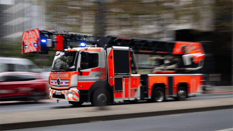 Acht Menschen werden von der Feuerwehr aus einem brennenden Haus in Langenhagen gerettet. (Symbolbild)