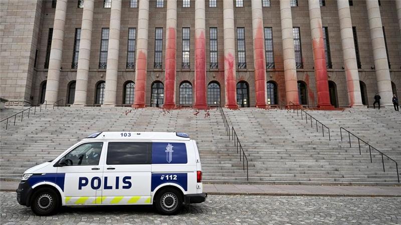 Finnischer Reichstag mit blutroter Farbe besprüht Acht Säulen wurden mit der Farbe besprüht.