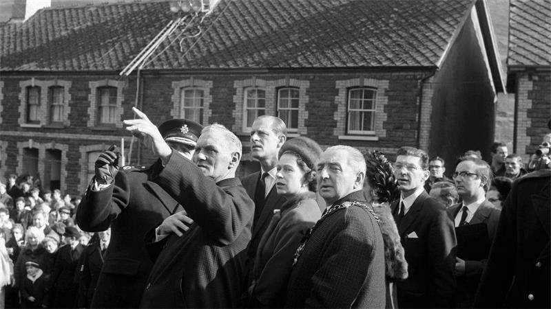 Acht Tage nach der Katastrophe besuchte die Queen das Dorf. (Archivbild)