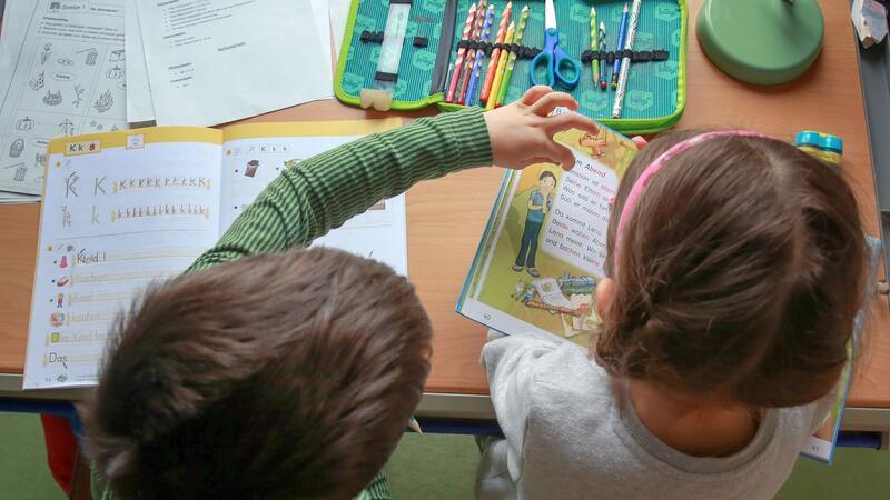 Warum es wichtig ist, mit Kindern Achtsamkeit zu üben Achtsamkeit kann auch die zentralen Denkfähigkeiten von Kindern verbessern, so wird die Aufmerksamkeit erhöht und das Arbeitsgedächtnis profitiert ebenso.