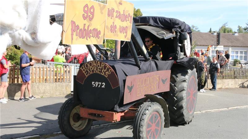 Dorffestwagen rollen mit GenZ, Zaubertrank und KI zum Sieg Achtung: Abfahrt auf Gleis 9 3/4. Wenn der Hogwarts-Express vorbeirauscht, werden alle Probleme weggezaubert.