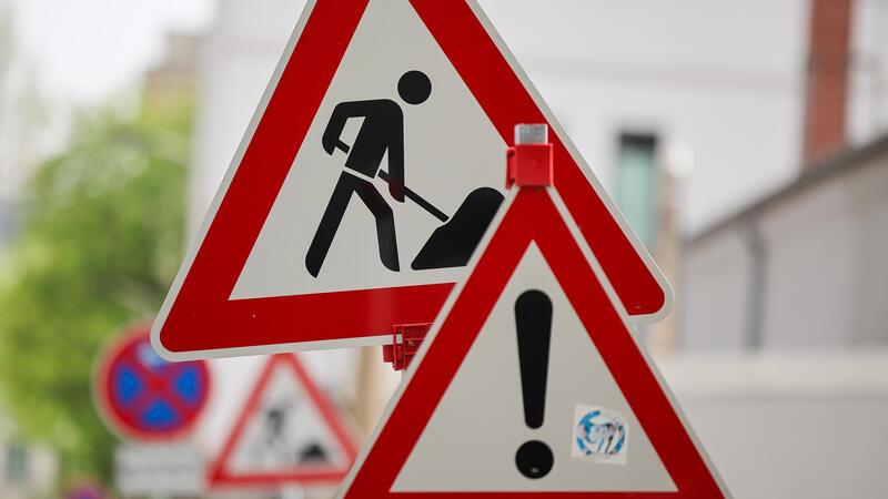 Straßen- und Brückensanierung: Das plant der Landkreis Goslar Achtung Baustelle: Der Landkreis Goslar plant, mehrere Straßen zu sanieren. Zurückgestellt werden drei Ersatzneubauten für Brücken.