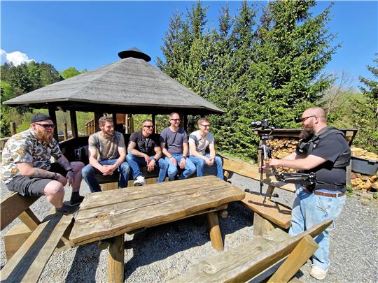 Achtung Dreharbeiten am Robinsonspielplatz: Videograf Thomas Giesbrecht fängt die fünfköpfige Band Rockstrom mit seiner Kamera ein. Foto: Knoke