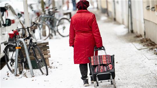Achtung Glätte! In Berlin können sich Privatleute nun kostenlos Splitt abholen. (Archivbild)