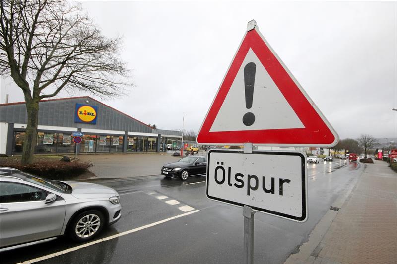 „Achtung! Ölspur“: Das Hinweisschild an der Braunschweiger Straße in Seesen kennzeichnet die Unfallstelle, an der am Donnerstagmittag der Fluchtwagen mit dem Fahrzeug eines Seeseners kollidiert. Fotos: Gereke