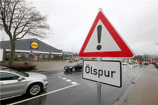 „Achtung! Ölspur“: Das Hinweisschild an der Braunschweiger Straße in Seesen kennzeichnet die Unfallstelle, an der am Donnerstagmittag der Fluchtwagen mit dem Fahrzeug eines Seeseners kollidiert. Fotos: Gereke